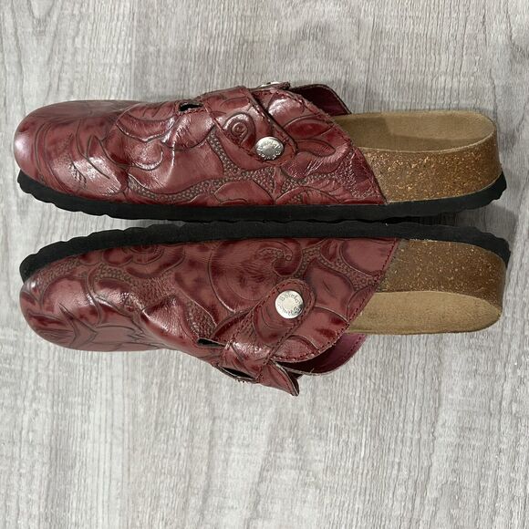 Women's Red Embossed Sandals - Picture 4 of 5